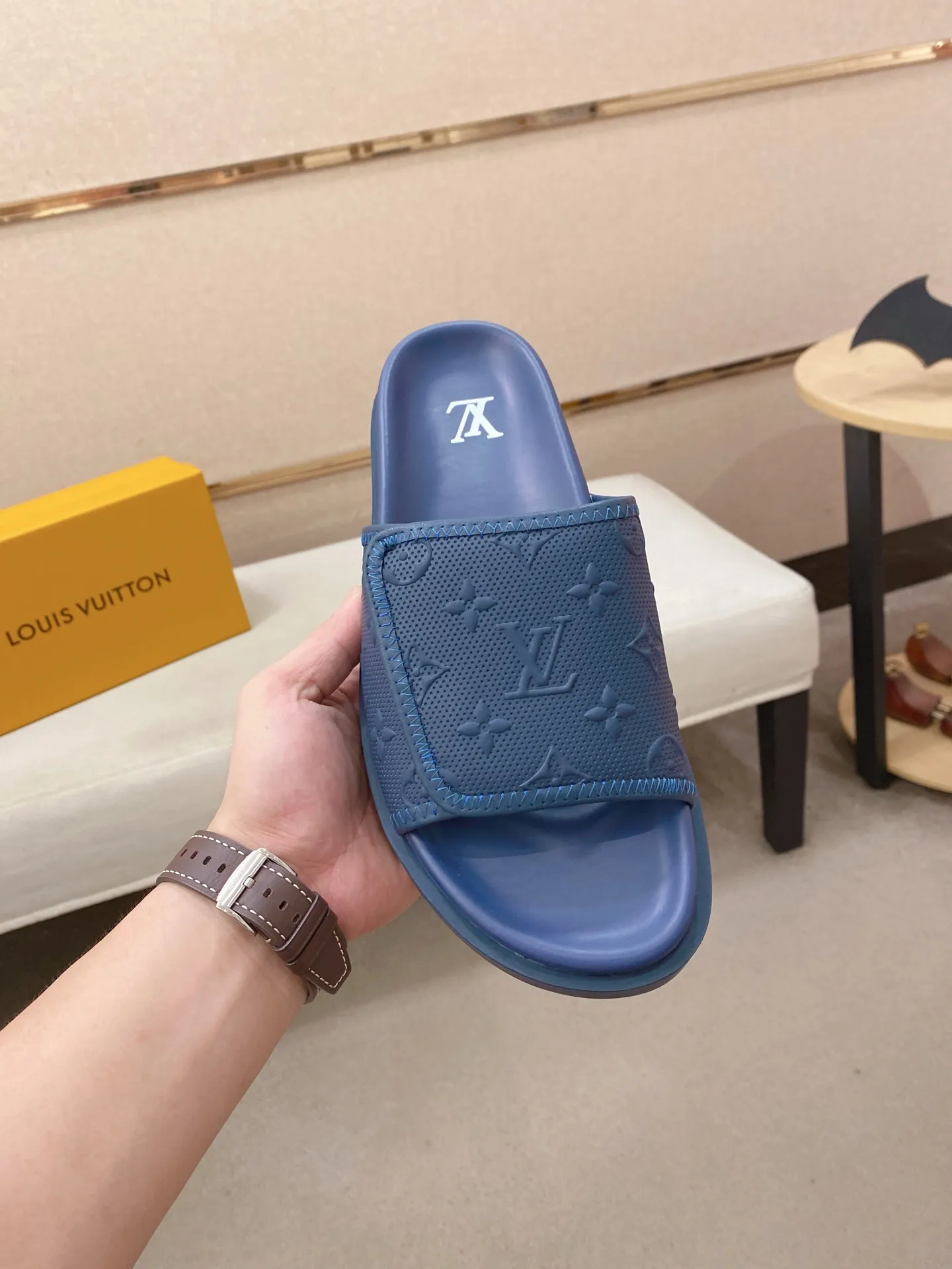 Men's shoes💰: 320💰Made by LV🔍Top purchasing agent, men's spring and summer slippers are available at the same counter. The uppers are made of cowhide imported from Italy, with logo graphics and high-quality craftsmanship. Soles: original soles specially provided by the original factory. Exclusive molded soles are super comfortable. Original goods with single order, 🔍🔍high quality, you can enter and exit the counter at will. Welcome to compare, code number 38-44.